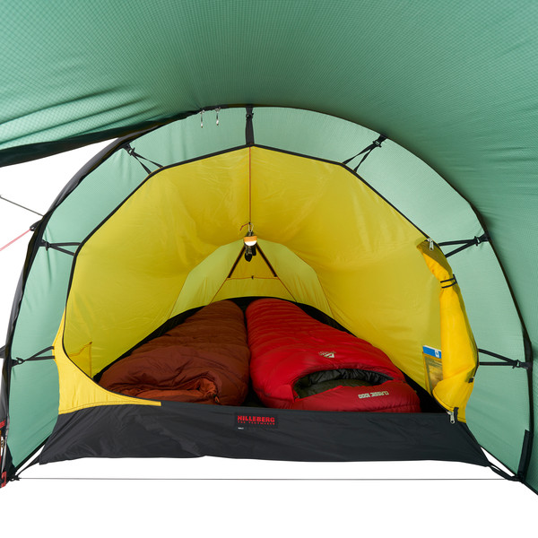 Hilleberg Nallo 2 GT -teltan sisätila kahdella makuupussilla